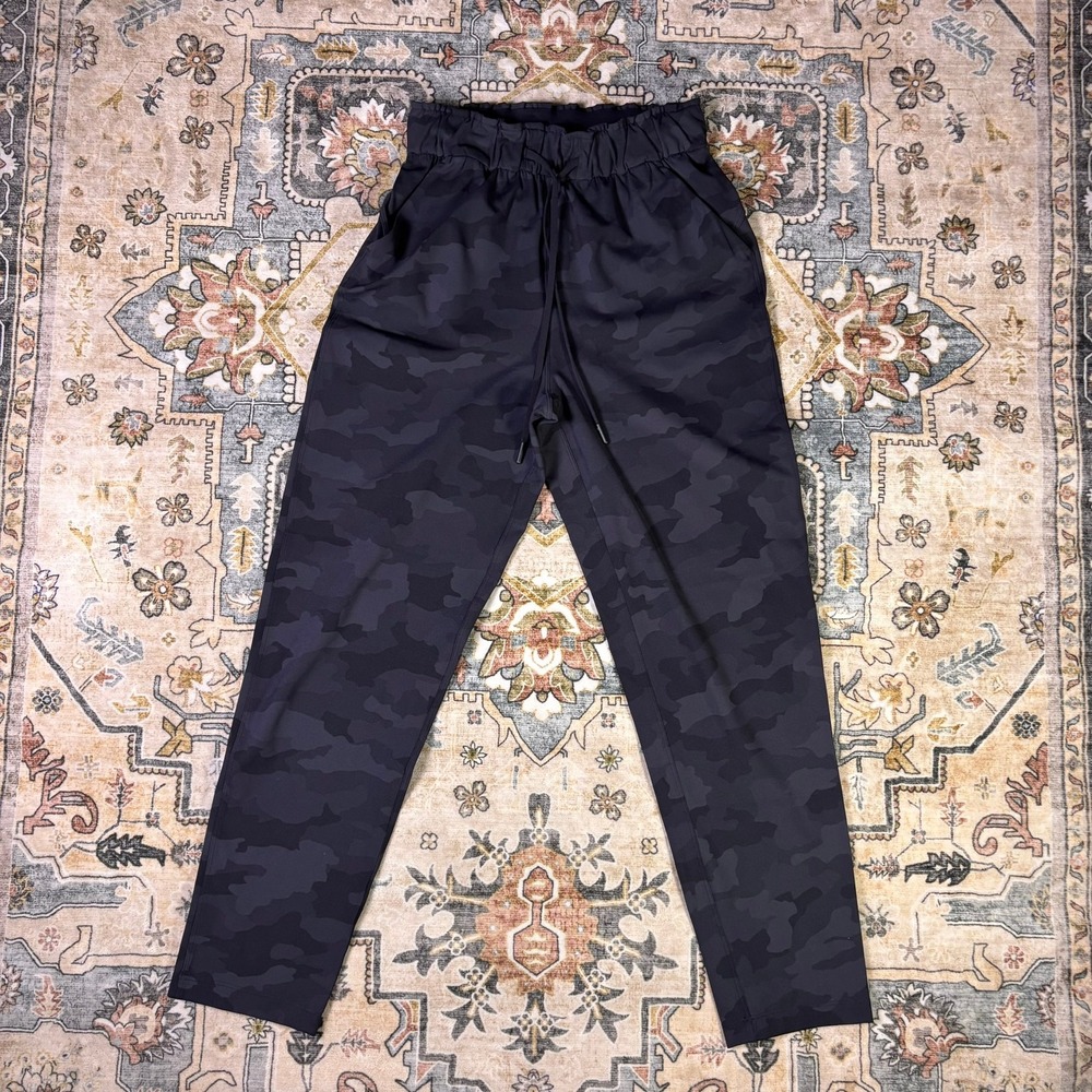 Lululemon On the Fly Pants Camo Deep Coal Luxtreme Size 4 Yoga Gym Athletic Gorp